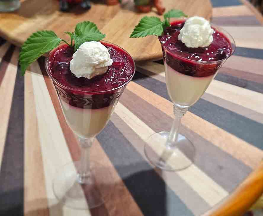 Rote Gruetze layered with Vanilla Quark Cream (Wackelpuddiing Style) 